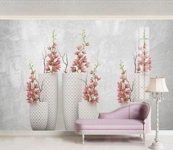 Groupe de vases blancs avec fleurs roses Groupe de vases blancs avec fleurs roses