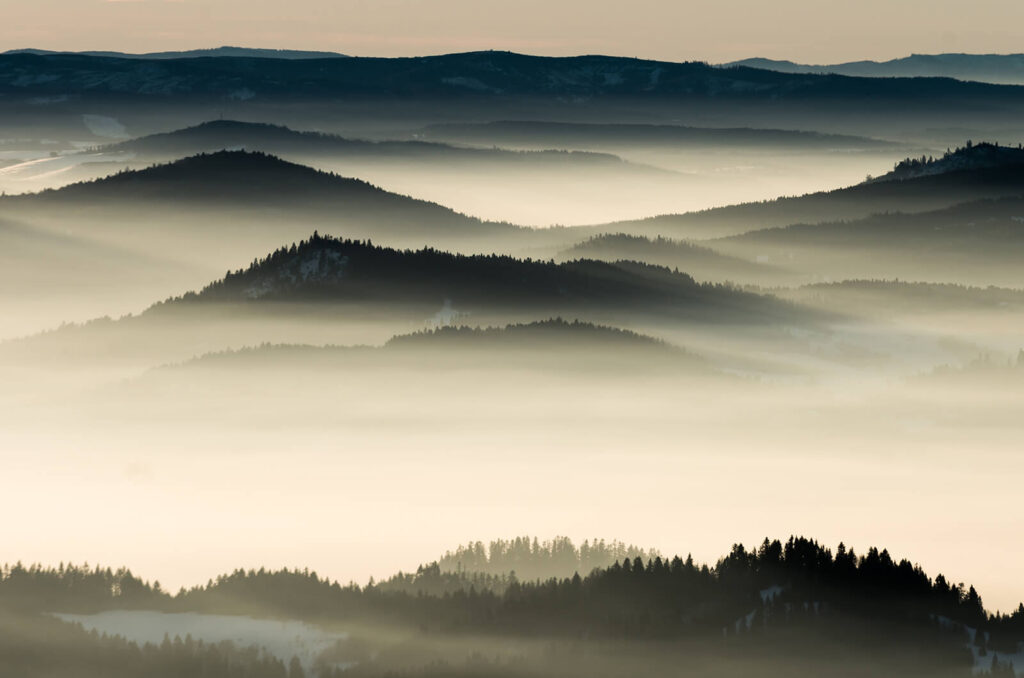 Paysage de montagnes avec brouillard Paysage de montagnes avec brouillard