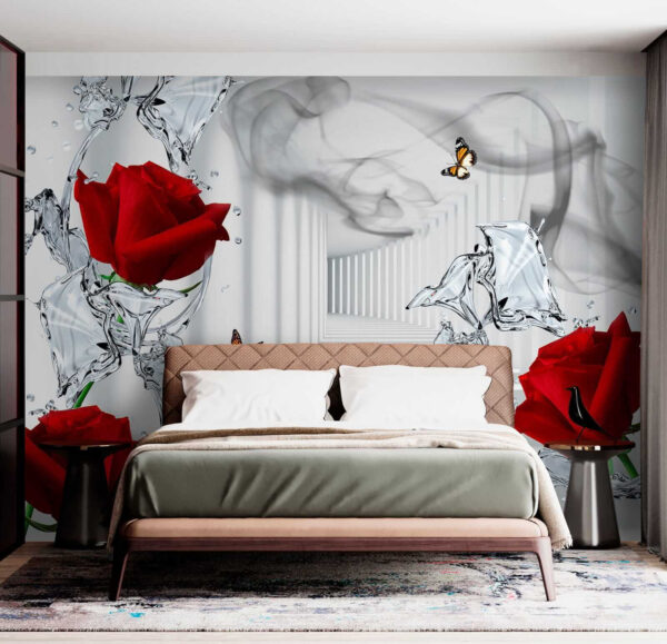 Roses rouges et papillons dans un verre Roses rouges et papillons dans un verre