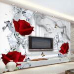 Papier peint Roses rouges et papillons dans un verre