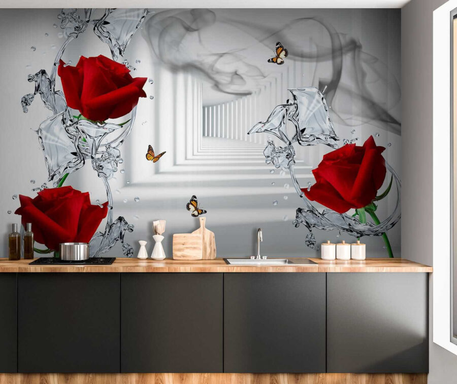 Roses rouges et papillons dans un verre