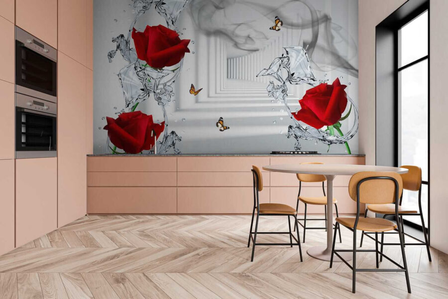 Roses rouges et papillons dans un verre