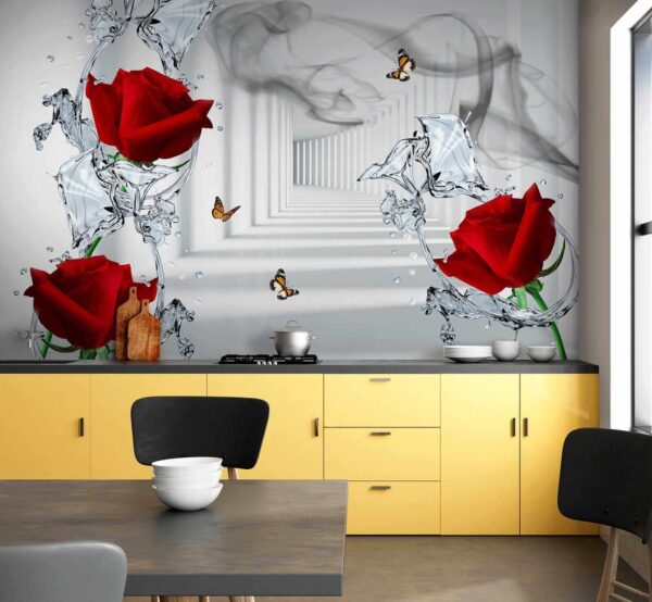Roses rouges et papillons dans un verre Roses rouges et papillons dans un verre