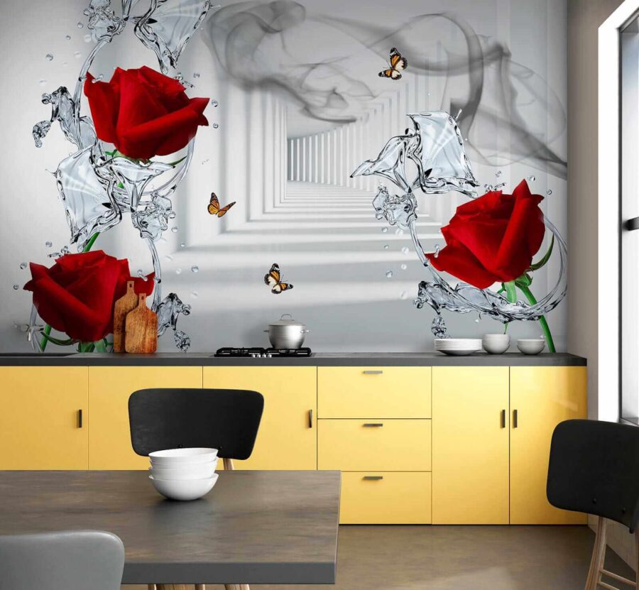 Roses rouges et papillons dans un verre