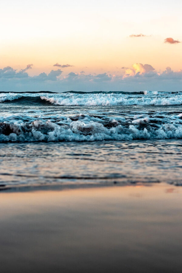Vagues sur la plage et vagues déferlantes Vagues sur la plage et vagues déferlantes