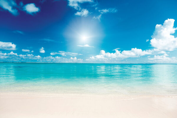 Ciel bleu avec nuages et plage de sable Ciel bleu avec nuages et plage de sable