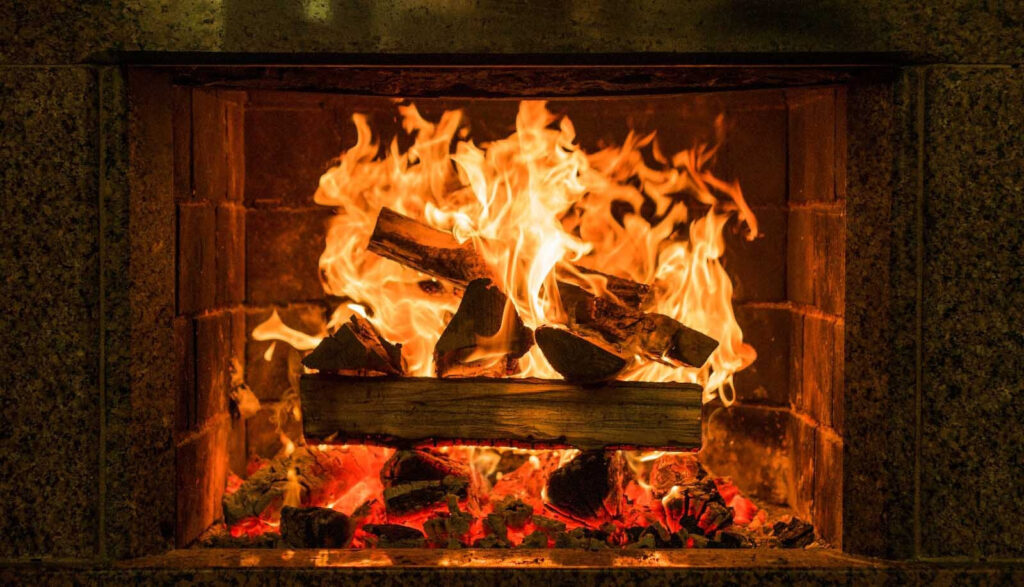 Feu dans une cheminée Feu dans une cheminée