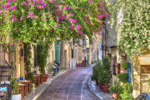Rue avec tables, chaises et arbres Rue avec tables, chaises et arbres