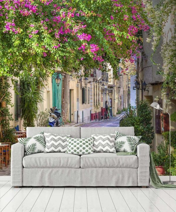 Rue avec tables, chaises et arbres