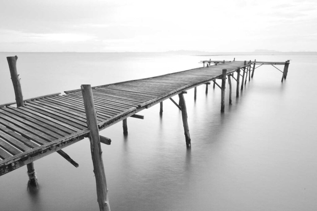 Long pont en bois au-dessus de l'eau Long pont en bois au-dessus de l'eau