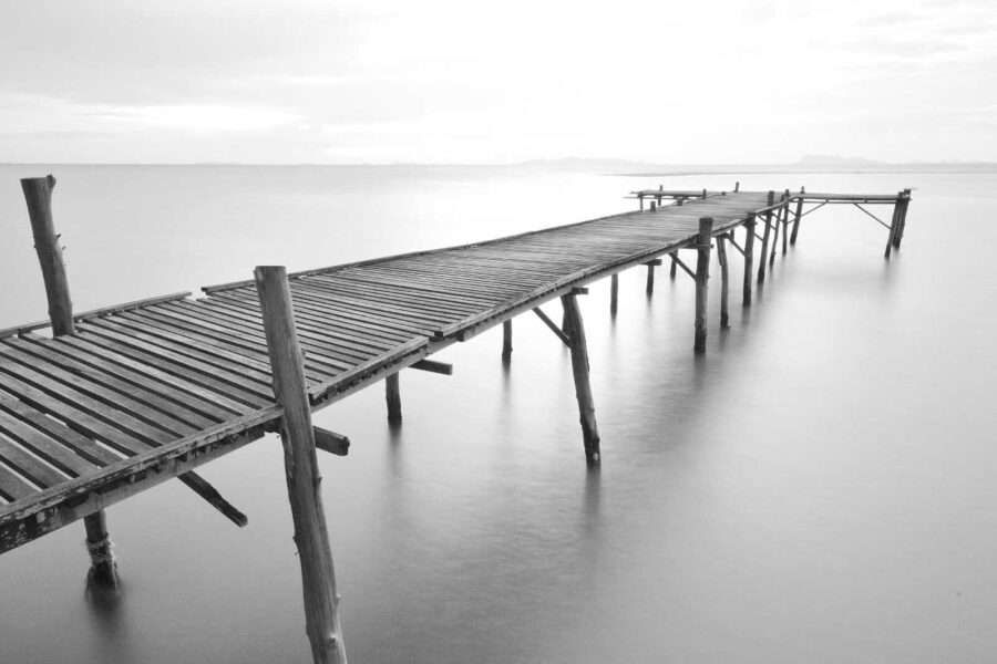 Long pont en bois au-dessus de l'eau