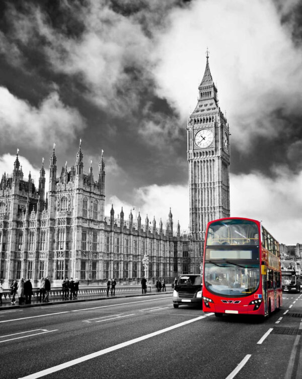 Bus rouge à impériale dans une rue avec une tour d'horloge en arrière-plan Bus rouge à impériale dans une rue avec une tour d'horloge en arrière-plan