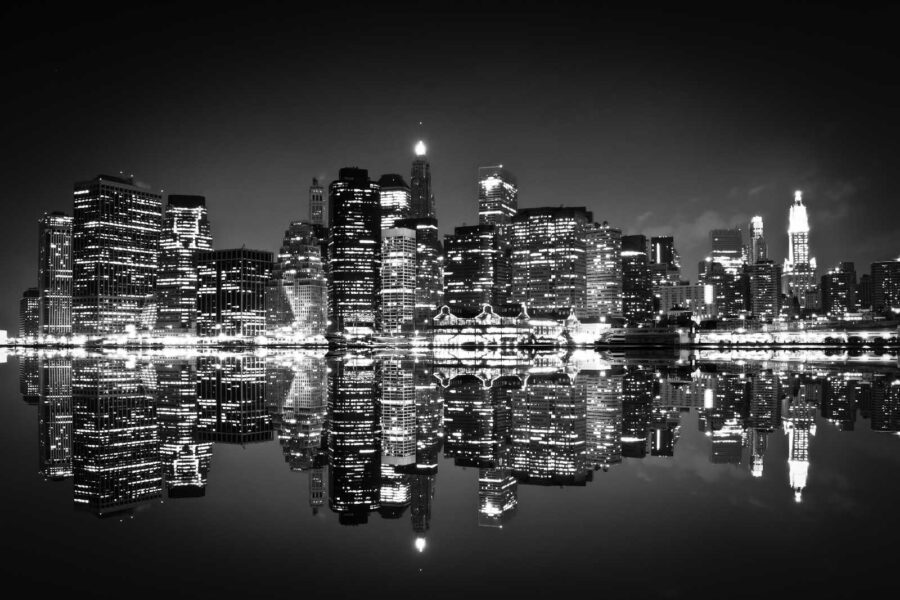 Ligne d'horizon de la ville la nuit avec des lumières se reflétant sur l'eau
