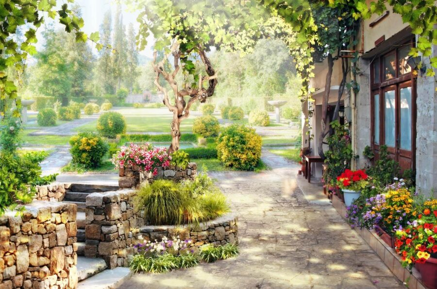 Allée en pierre avec un arbre et des fleurs