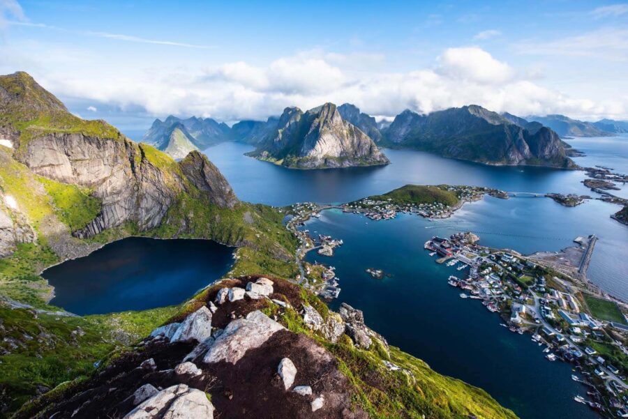 Vue d'une étendue d'eau et de montagnes