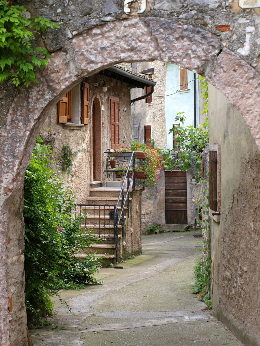 Arche en pierre avec plantes et escaliers