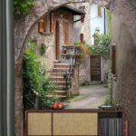 Papier peint Arche en pierre avec plantes et escaliers