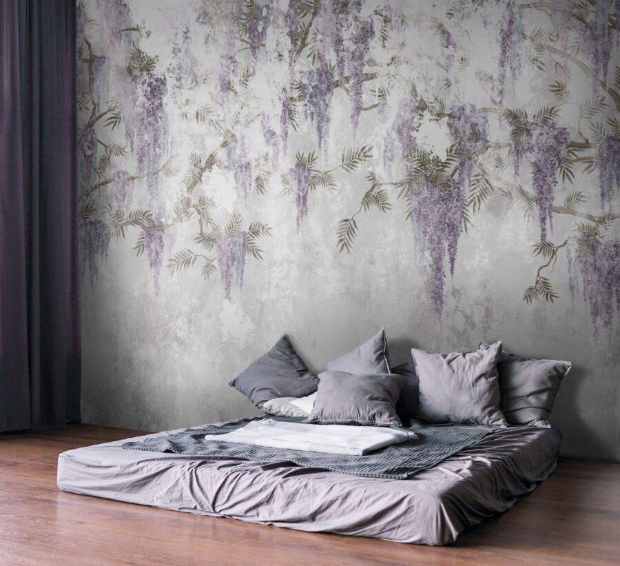 Mur blanc avec des fleurs violettes