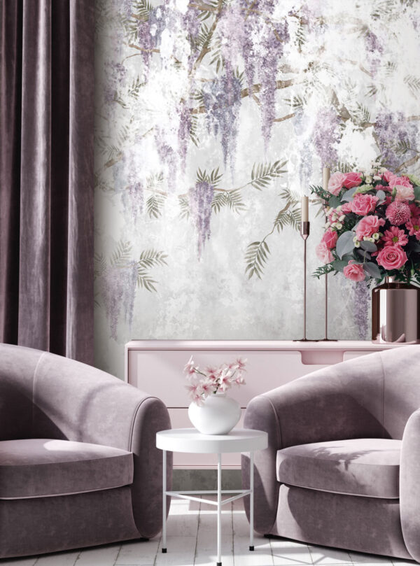 Mur blanc avec des fleurs violettes Mur blanc avec des fleurs violettes
