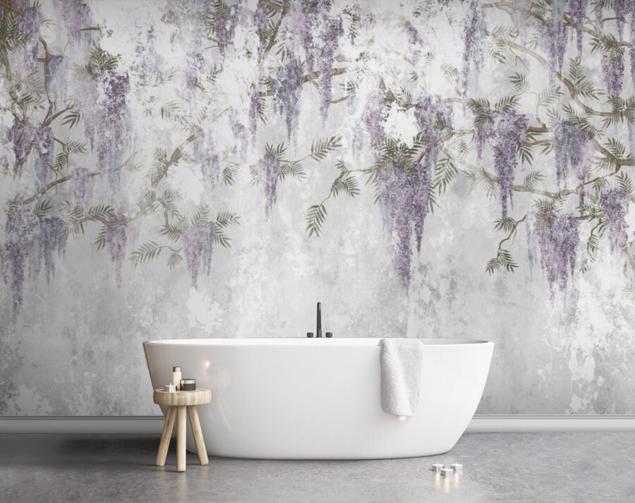 Mur blanc avec des fleurs violettes