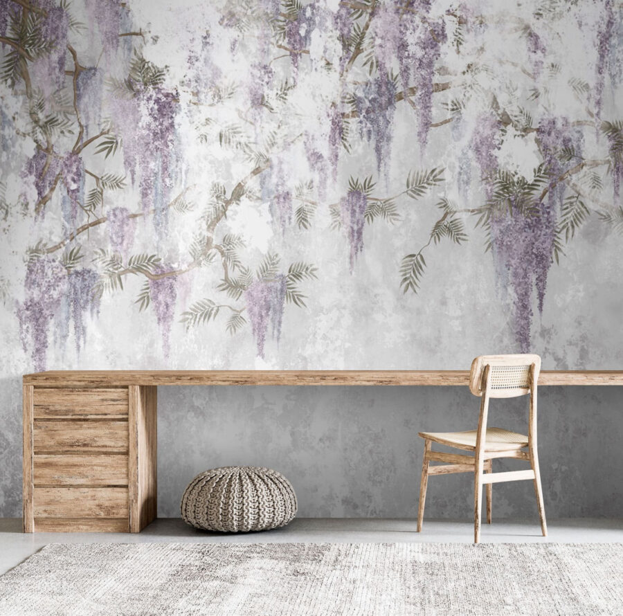 Mur blanc avec des fleurs violettes