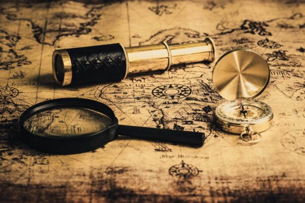 Loupe et télescope sur une carte Loupe et télescope sur une carte