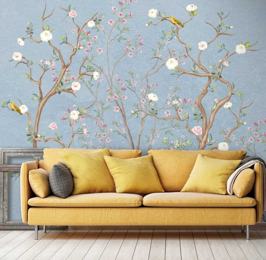 Peinture murale d'un arbre avec des fleurs et des oiseaux