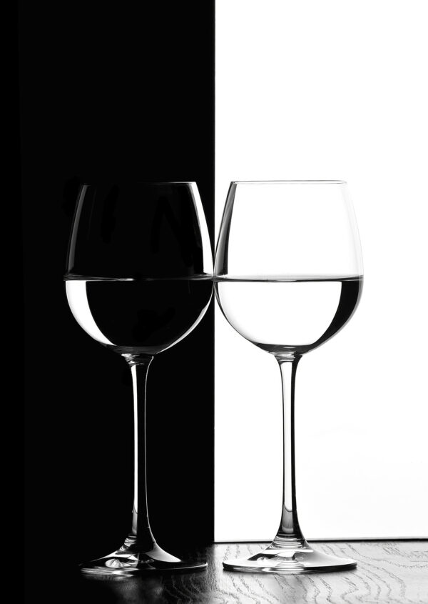 Deux verres à vin contenant de l'eau Deux verres à vin contenant de l'eau
