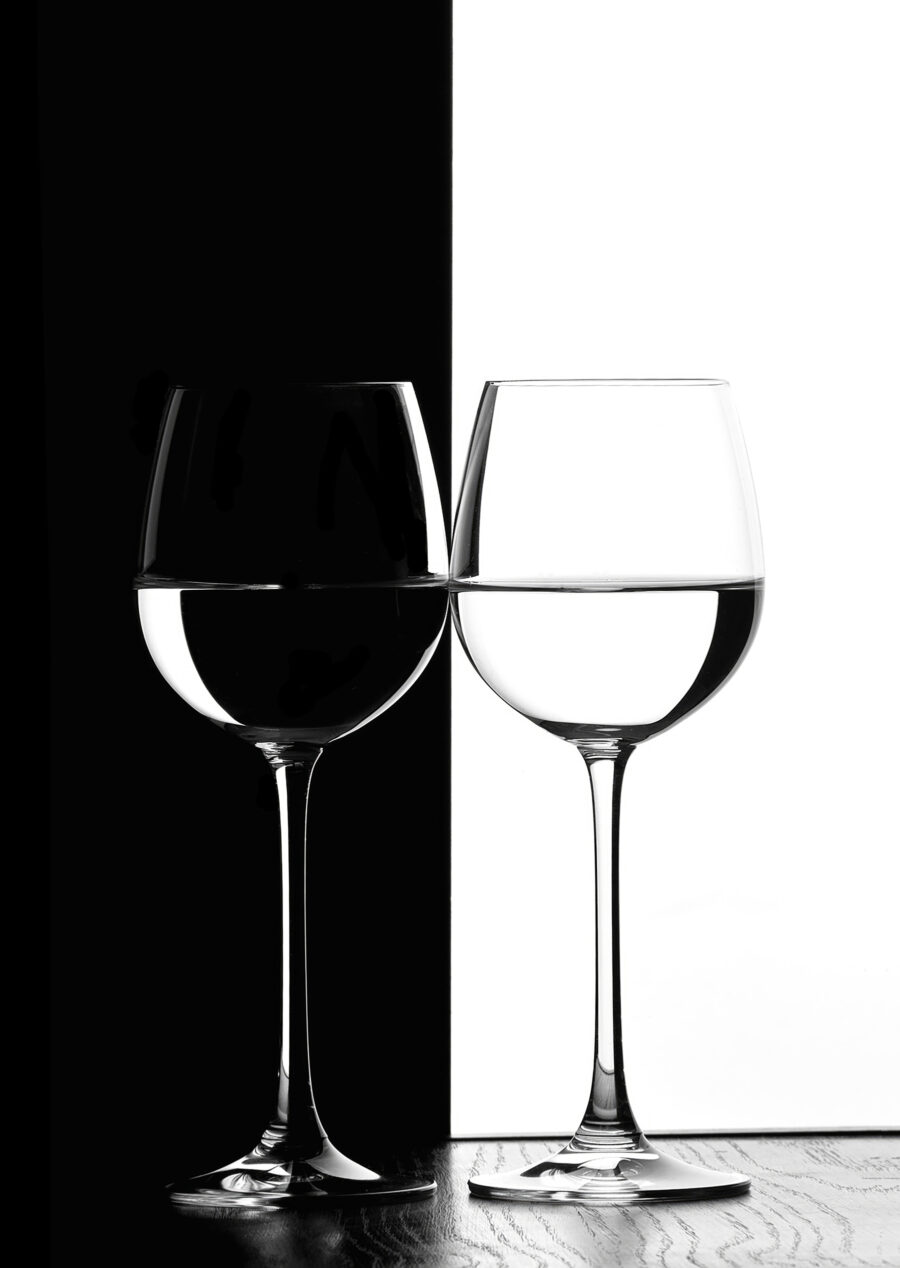 Deux verres à vin contenant de l'eau Deux verres à vin contenant de l'eau