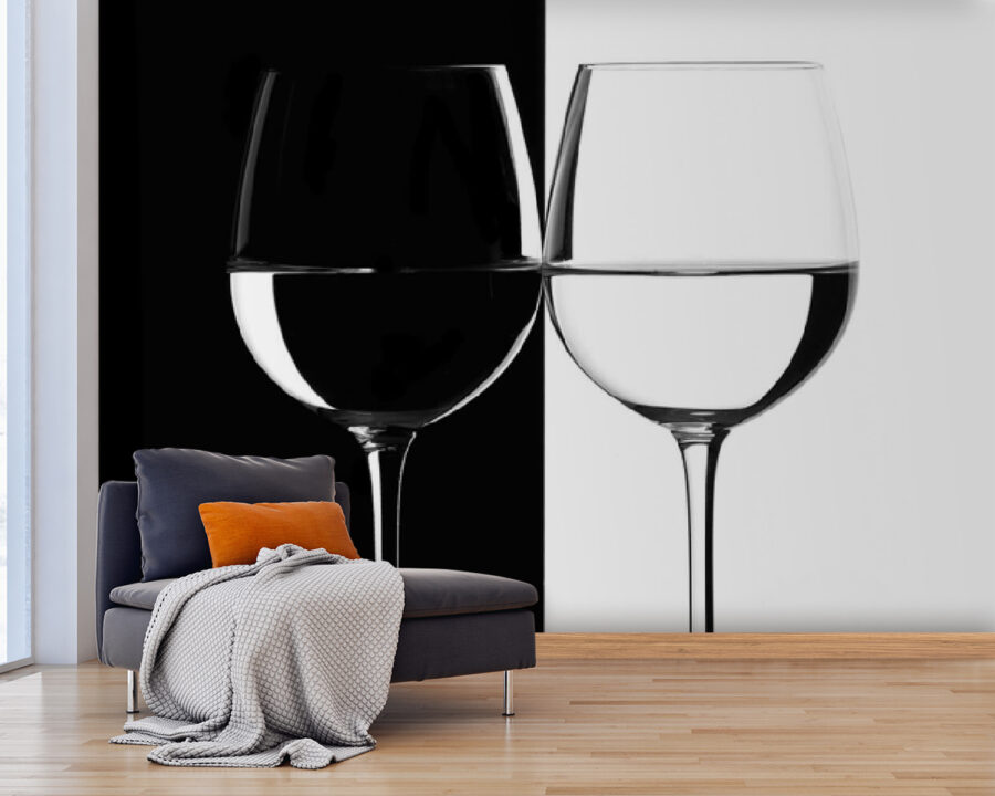 Deux verres à vin contenant de l'eau Deux verres à vin contenant de l'eau