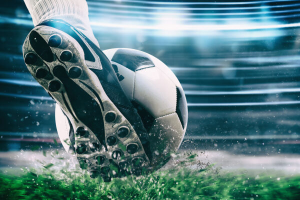Un ballon de football bottant un ballon Un ballon de football bottant un ballon