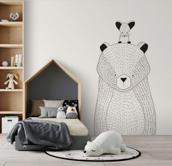 Un ours avec une souris sur le dos Un ours avec une souris sur le dos