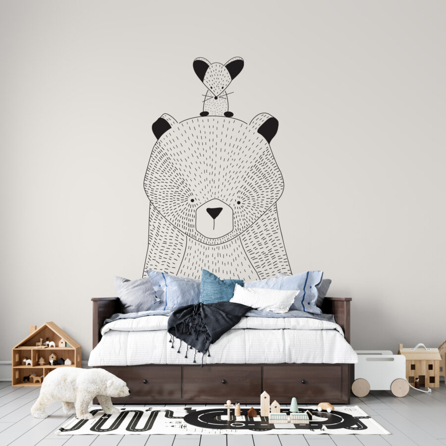Un ours avec une souris sur le dos