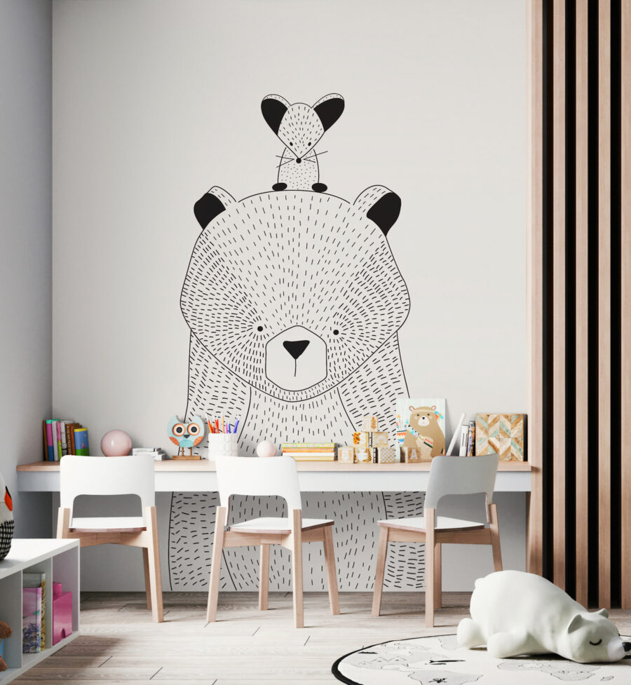 Un ours avec une souris sur le dos