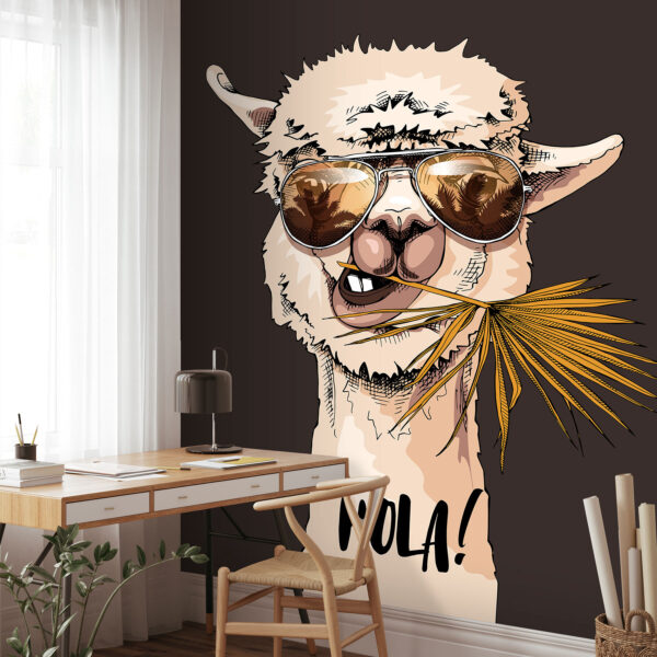 Un lama portant des lunettes de soleil et mangeant une feuille