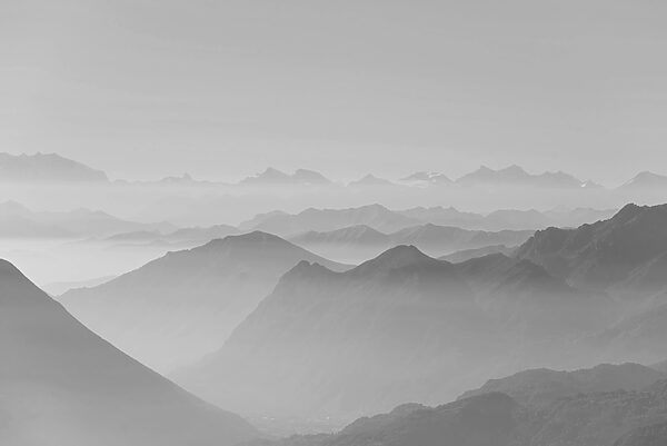 Une image de montagnes en noir et blanc Une image de montagnes en noir et blanc