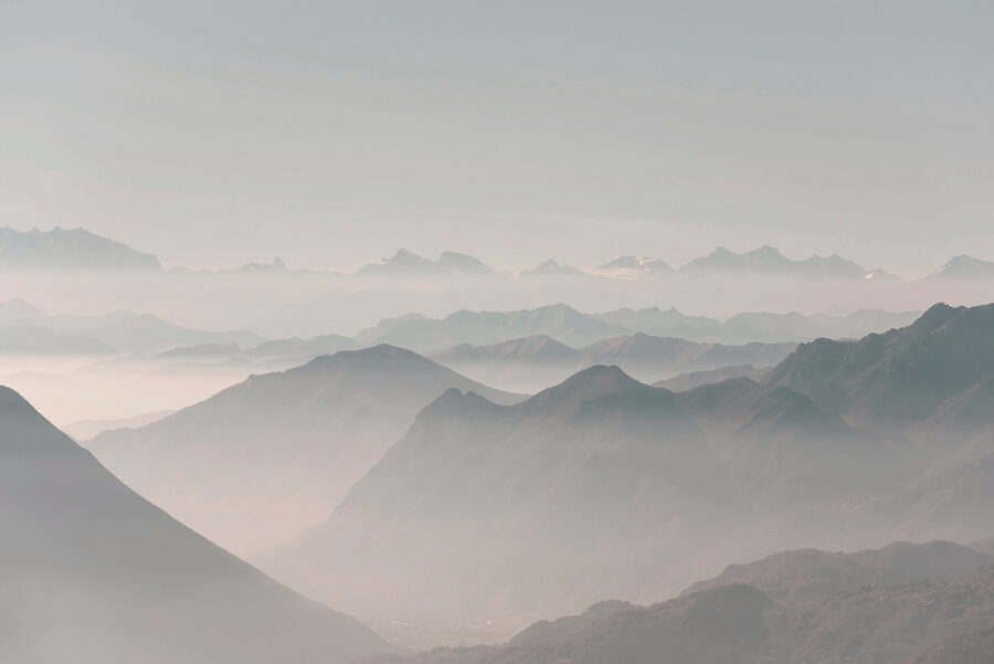 Une chaîne de montagnes dans le brouillard