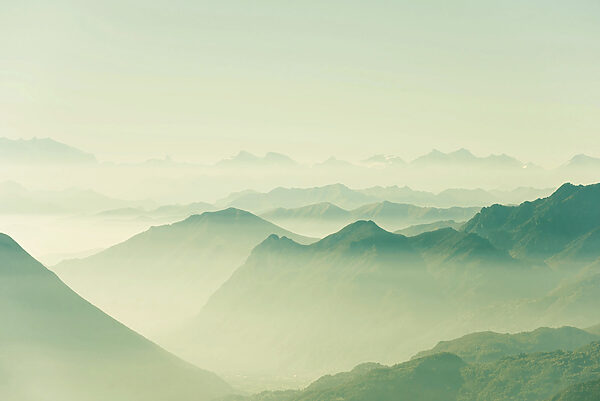 Une chaîne de montagnes dans le brouillard Une chaîne de montagnes dans le brouillard