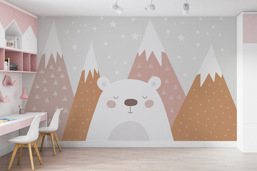 Un ours devant des montagnes