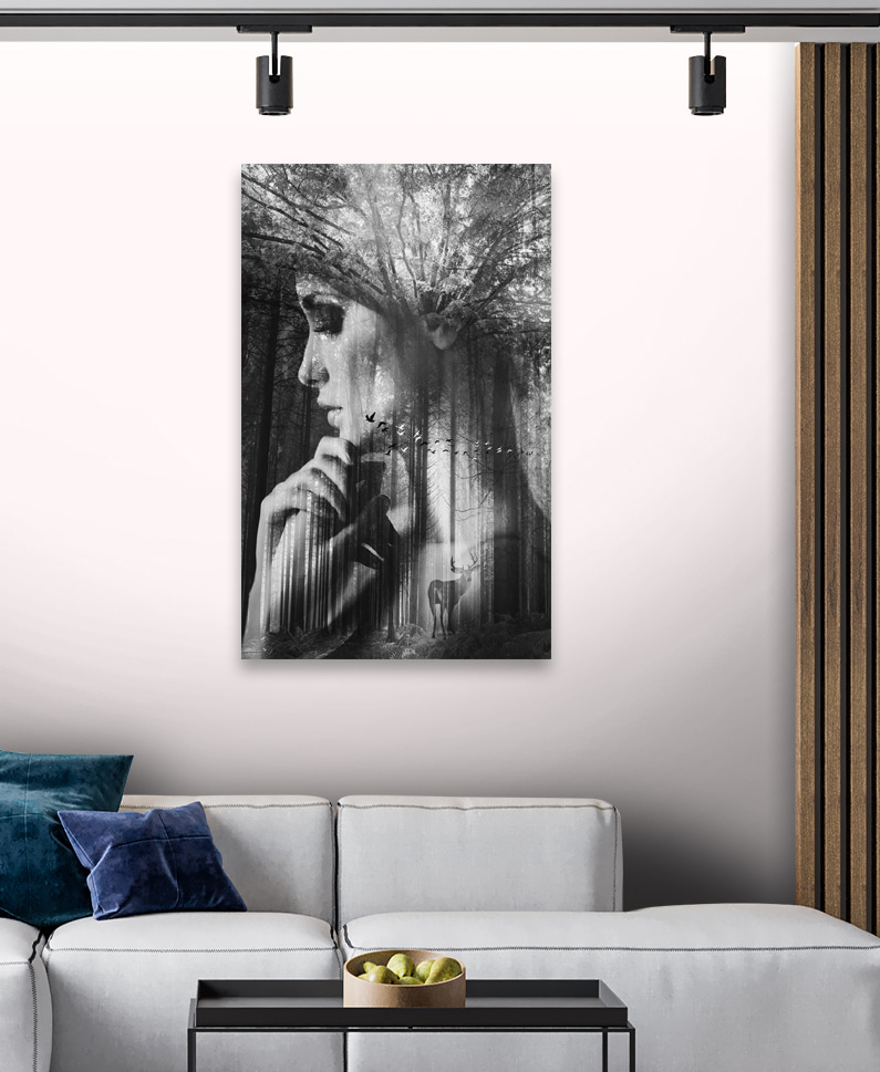Une femme avec la main sur le menton Une femme avec la main sur le menton