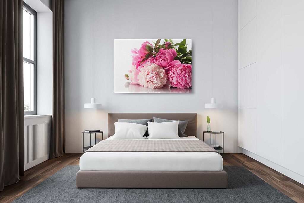 A bunch of pink and white flowers
