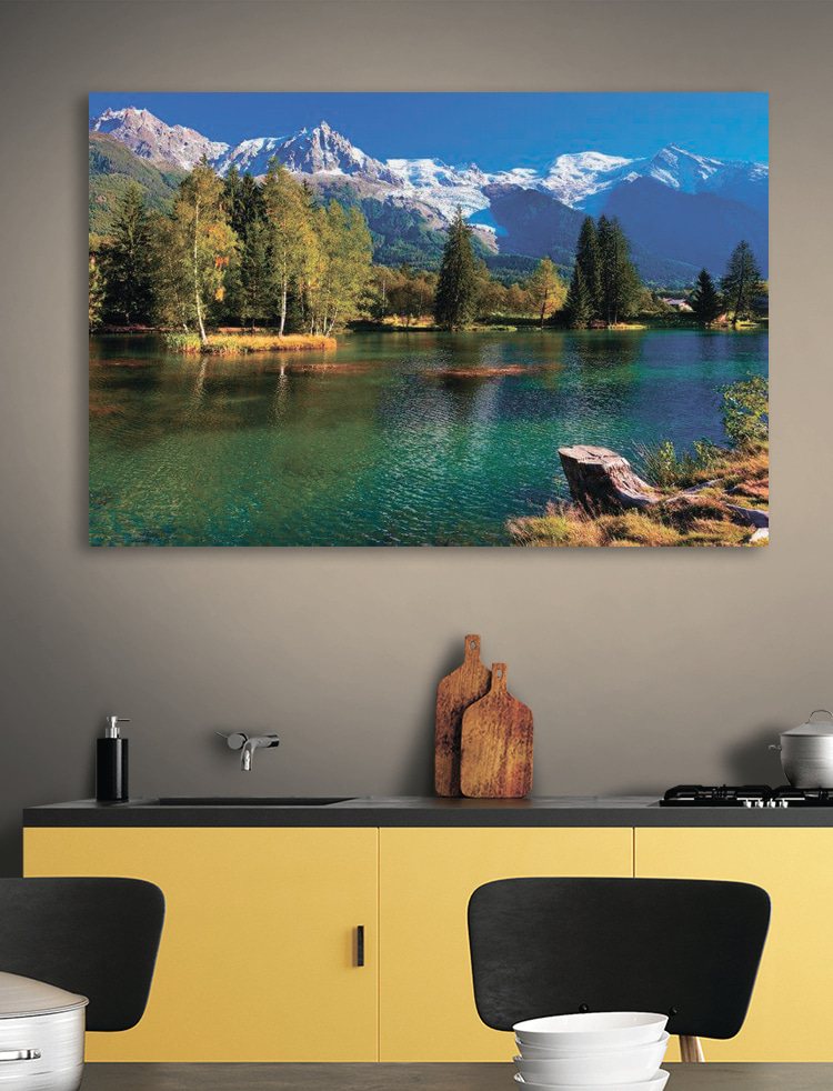 Un lac entouré d'arbres et de montagnes Un lac entouré d'arbres et de montagnes