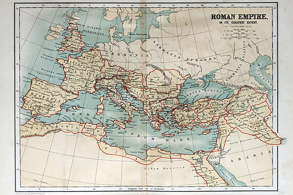 Une carte de l'Europe avec des lignes rouges Une carte de l'Europe avec des lignes rouges
