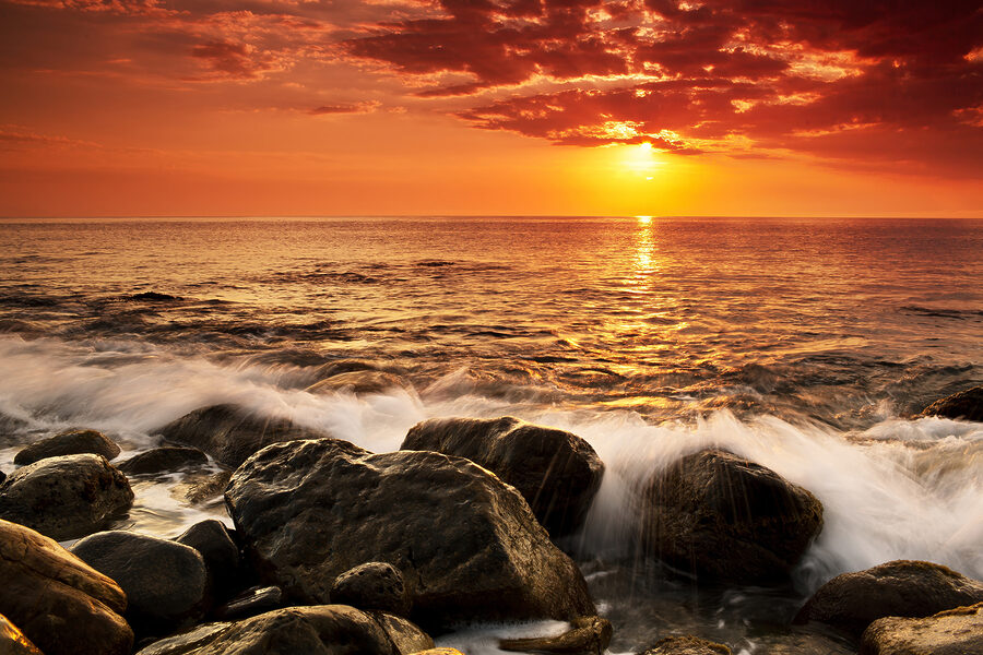 Coucher de soleil sur une plage rocheuse