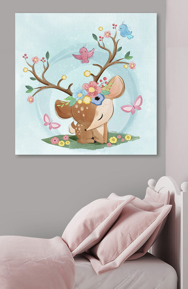 Un cerf de dessin animé avec des fleurs et des oiseaux Un cerf de dessin animé avec des fleurs et des oiseaux