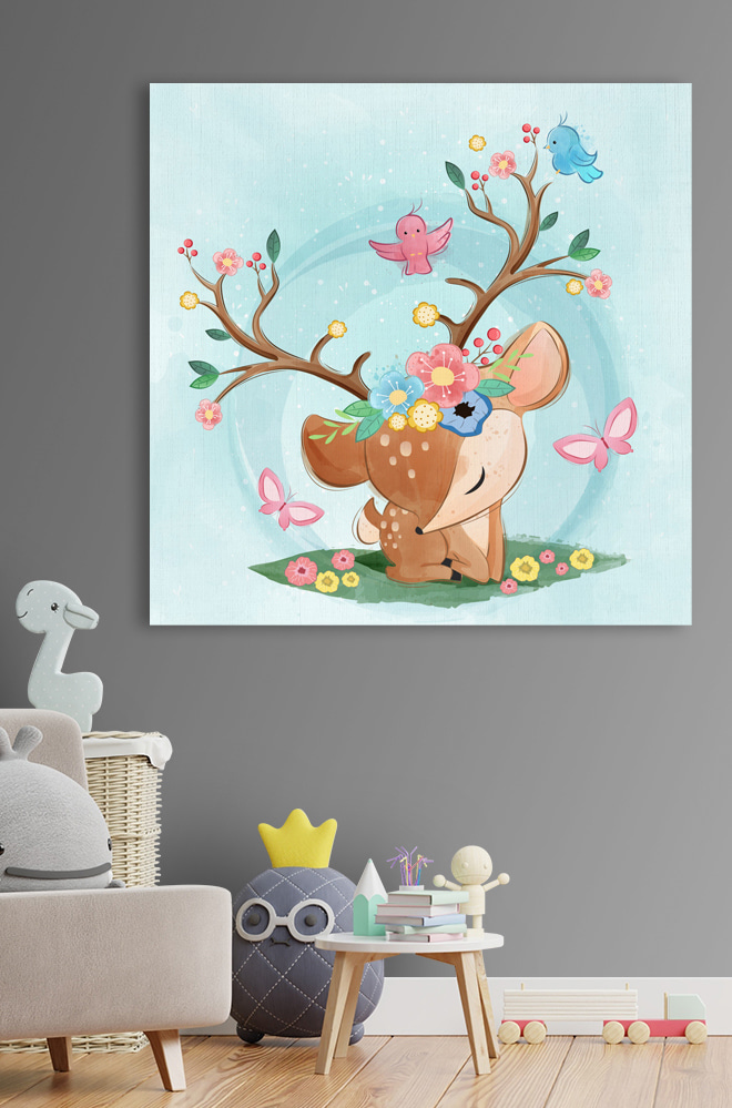 Un cerf de dessin animé avec des fleurs et des oiseaux