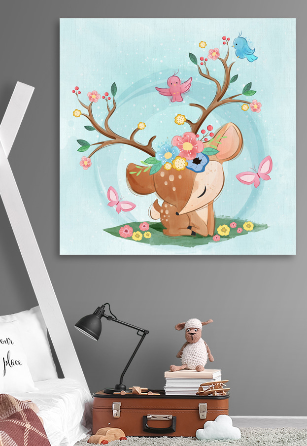 Un cerf de dessin animé avec des fleurs et des oiseaux