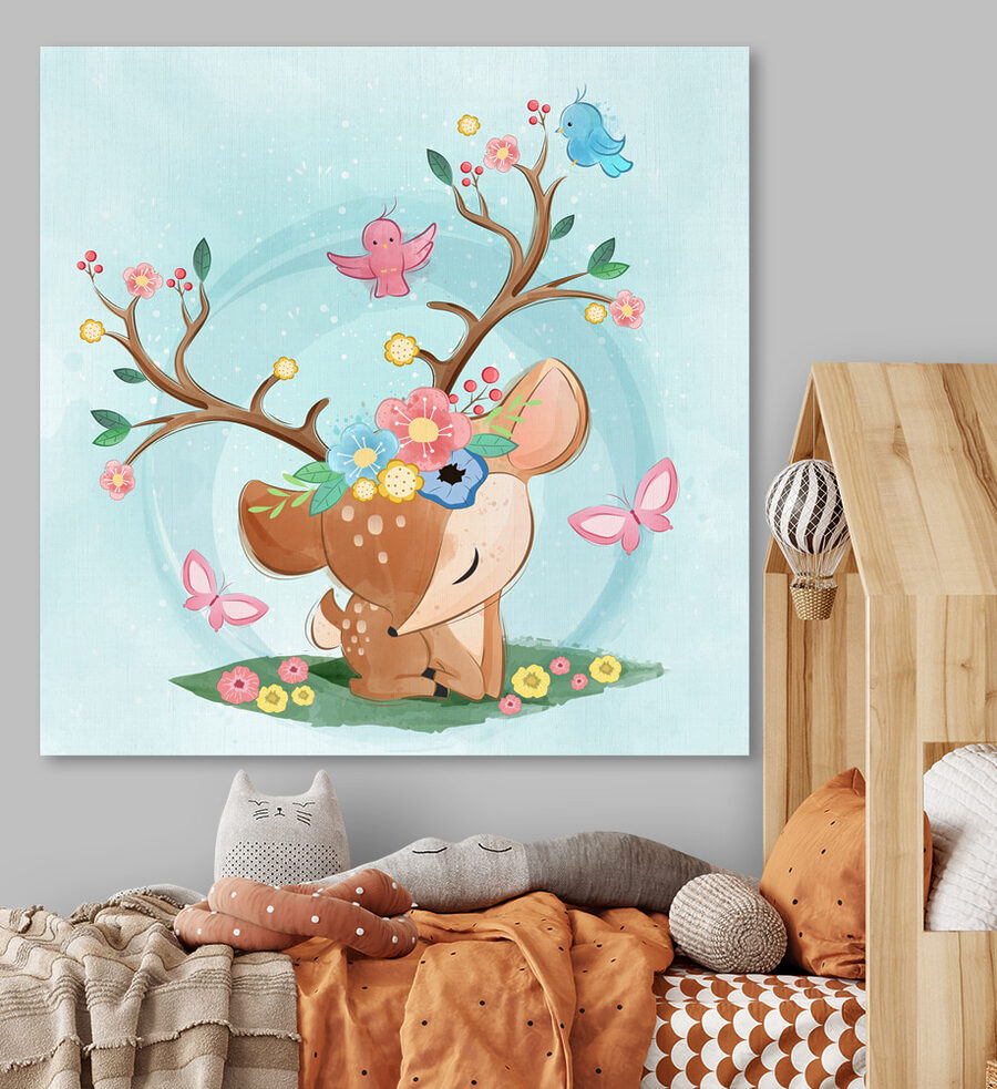 Un cerf de dessin animé avec des fleurs et des oiseaux