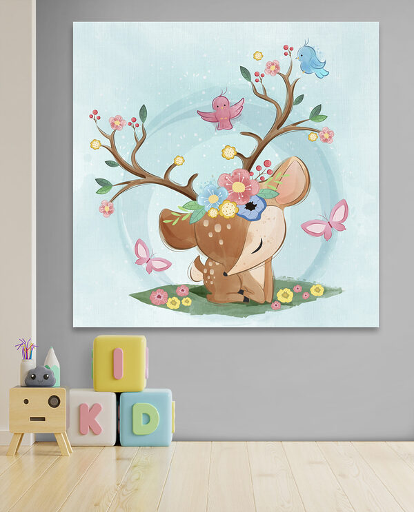 Un cerf de dessin animé avec des fleurs et des oiseaux Un cerf de dessin animé avec des fleurs et des oiseaux