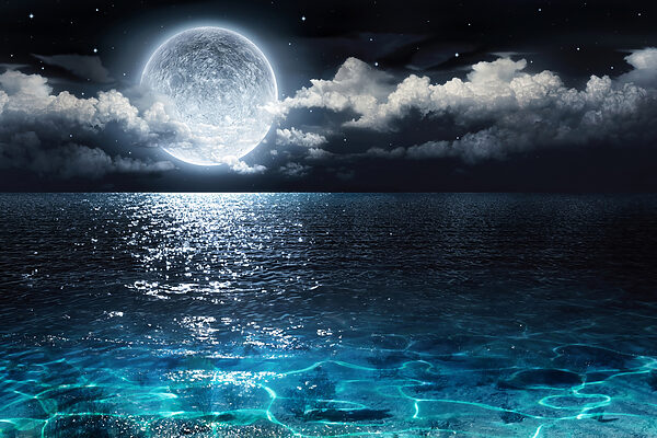 Une lune sur l'eau la nuit Une lune sur l'eau la nuit